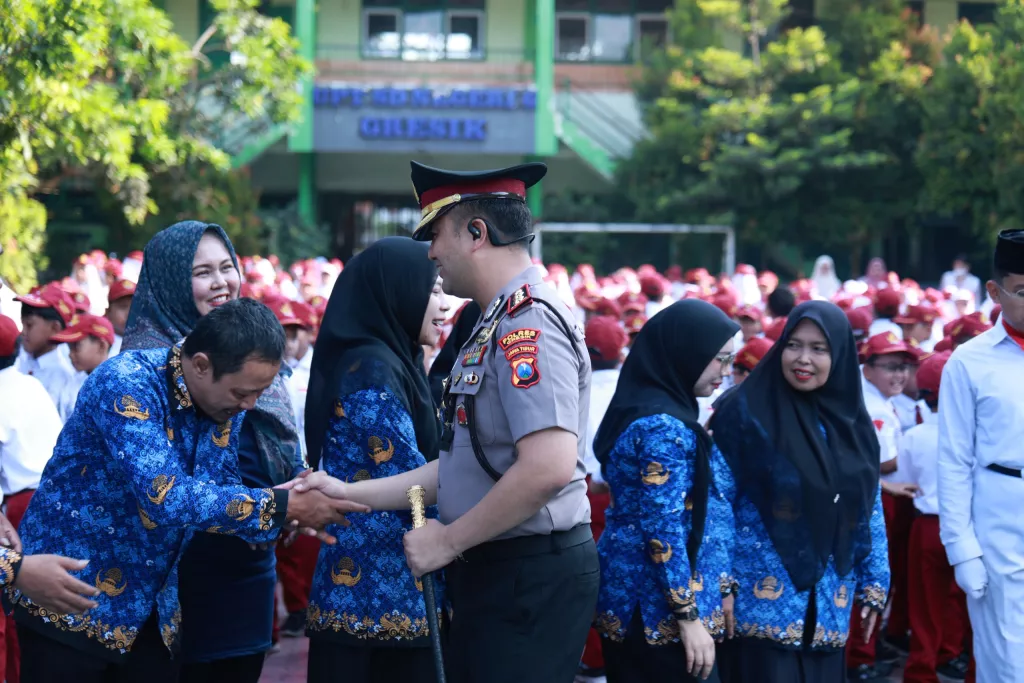 Kapolres Gresik Sambangi SD Negeri 6, Ajak Siswa Disiplin dan Bijak Gunakan HP