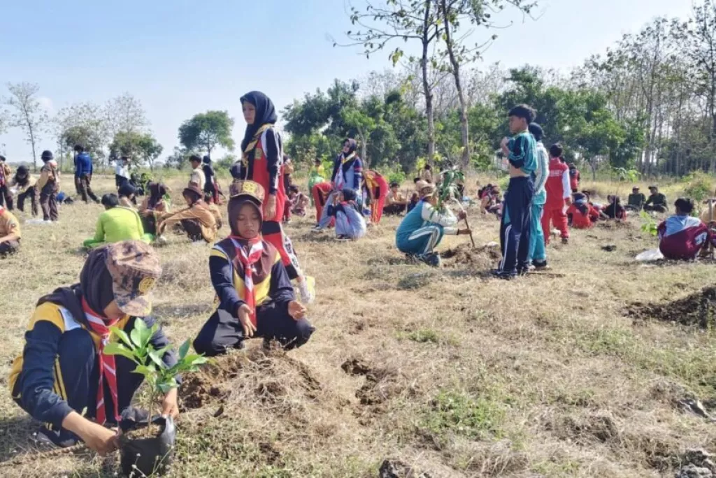 Tanam 200 Pohon Produktif, Kemah Besar Pandu Ma’arif NU Gresik Tekankan Pendidikan Peduli Lingkungan 