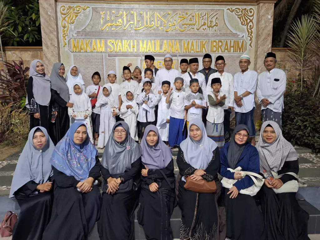 Peringati Hari Santri, 16 Santri Madin Ahlus Sakinah Ziarah ke Makam Maulana Malik Ibrahim dan Sunan Giri 