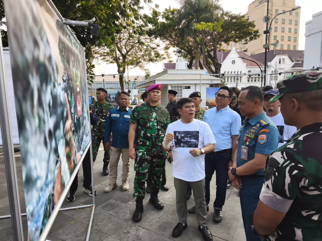 81 Foto Jurnalistik ANTARA Ungkap Sisi Humanis TNI di Kota Lama Surabaya