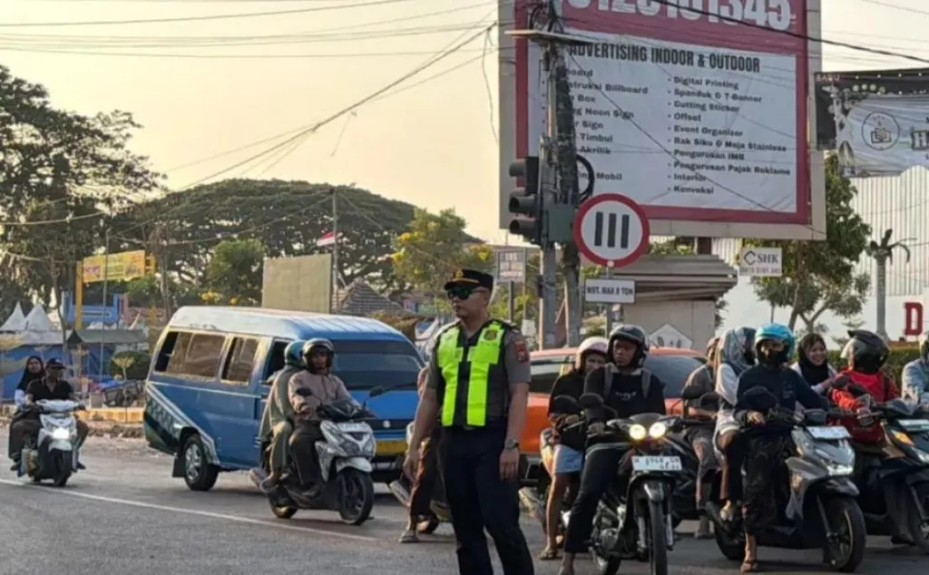 Antisipasi Kepadatan di Jalur Deandles, Kapolsek Bungah Turun Langsung Atur Kendaraan