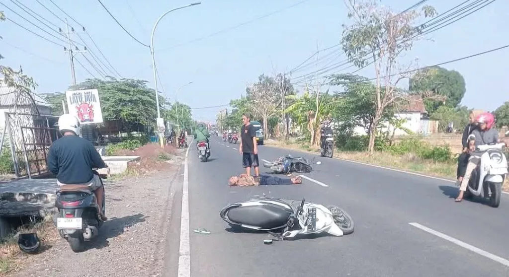 Manuver Belok Mendadak Berujung Kecelakaan, Dua Pengendara Motor Luka Berat di Cerme