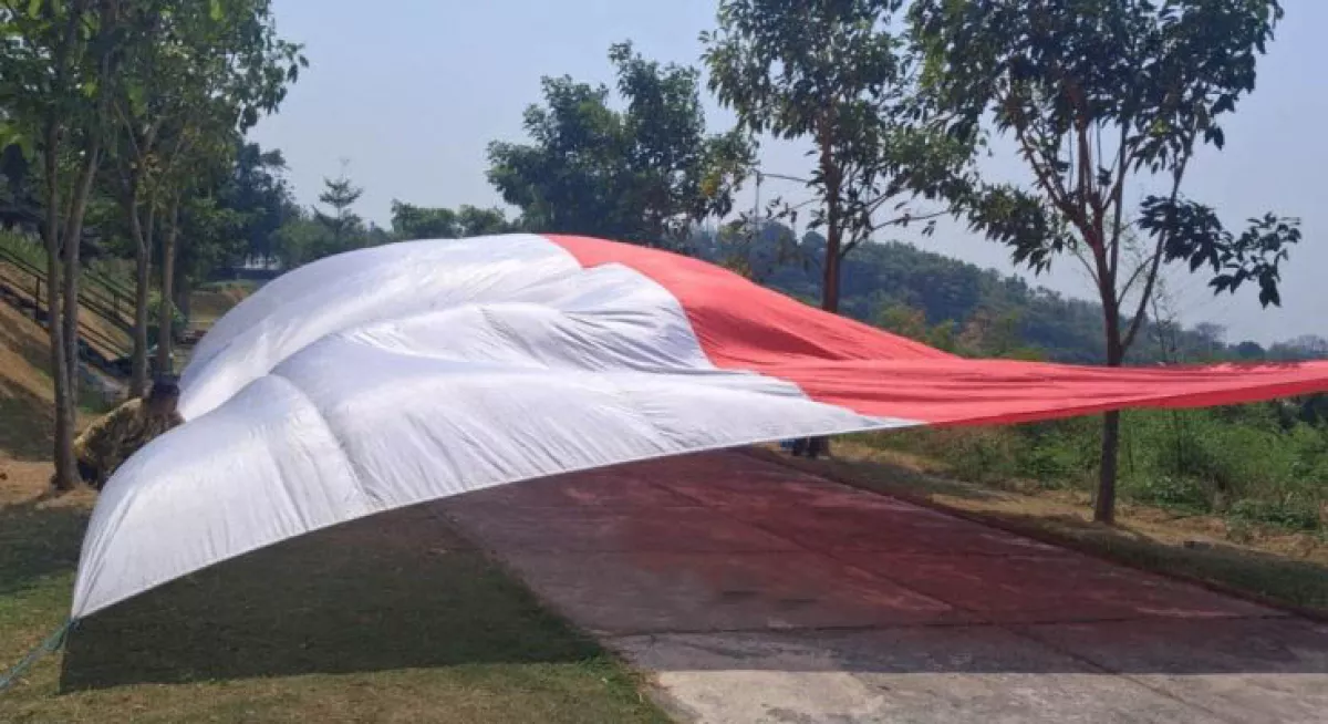 Bendera Merah Putih Raksasa Berkibar di Bukit Tanatuju Gresik