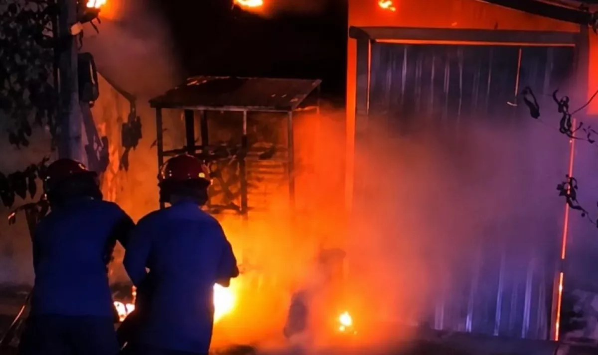Bengkel Motor di Kahuripan Nirwana Sidoarjo Terbakar Dini Hari