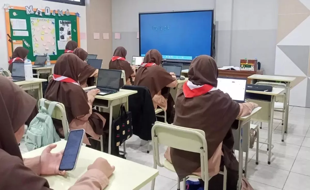 Ujian Digital di Gresik Hemat 170 Ribu Lembar Kertas, Beban Koreksi Guru Turun 90 Persen 