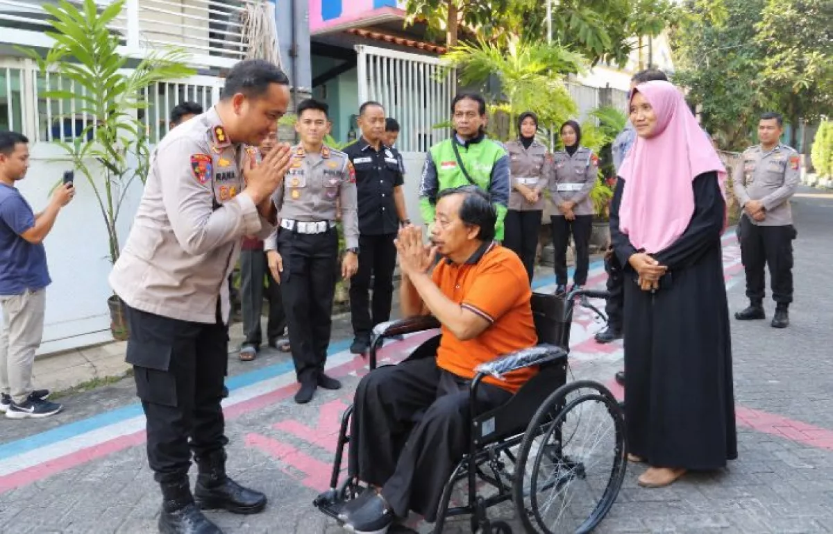 Tak Bisa Kembali Narik, Driver Ojol Gresik Dapat Kursi Roda dan Modal Warung