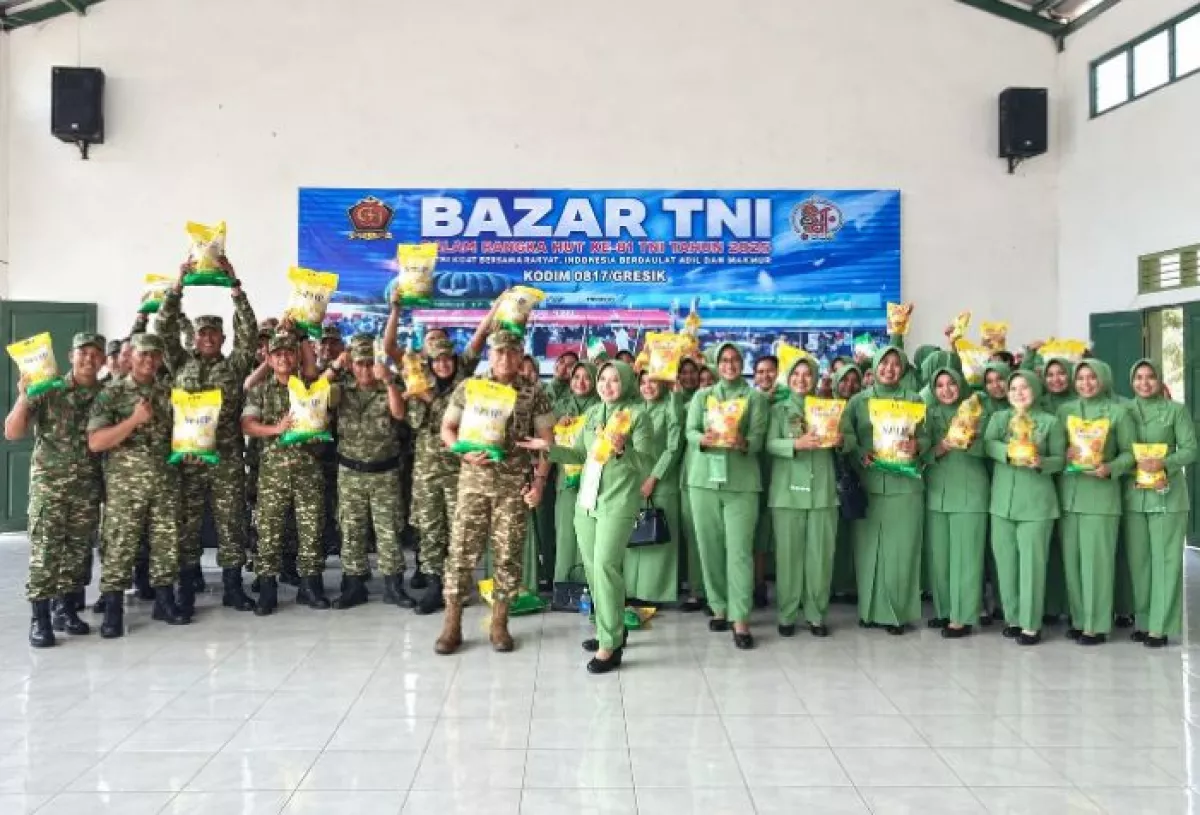 HUT ke-81 TNI, Kodim 0817 Gresik Gelar Bazar Sembako untuk Masyarakat