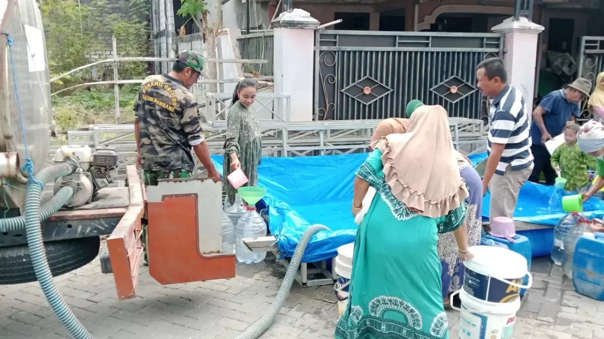 Kemarau Panjang, Trantib Balongpanggang Turun Tangan Salurkan Air Bersih ke Warga