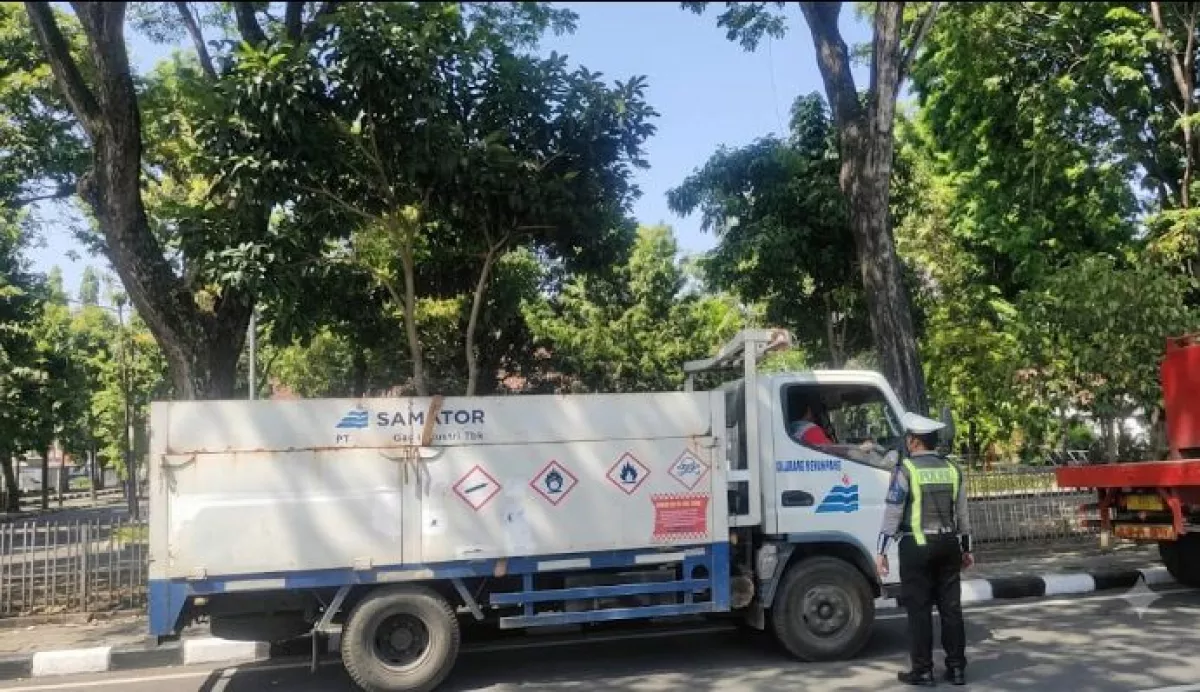 Truk Bertonase Tinggi Masuk Kota Gresik, Puluhan Sopir Ditegur
