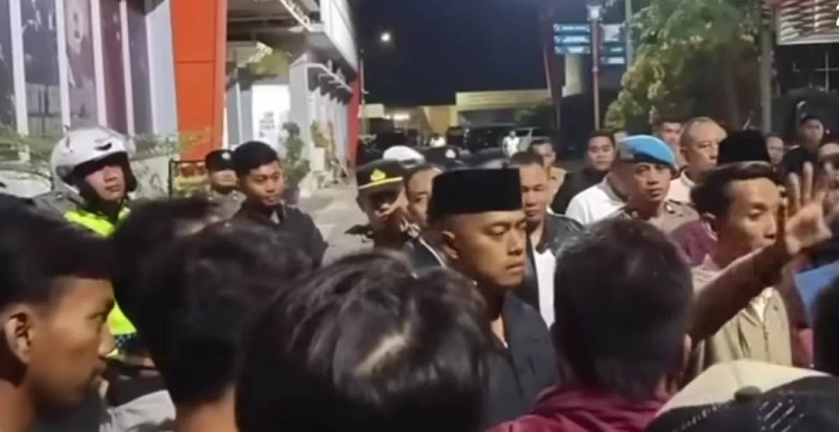 Ratusan Warga Tenggor Balongpanggang Geruduk Mapolres Gresik, Tuntut Keadilan Kasus Salah Tangkap Pelajar