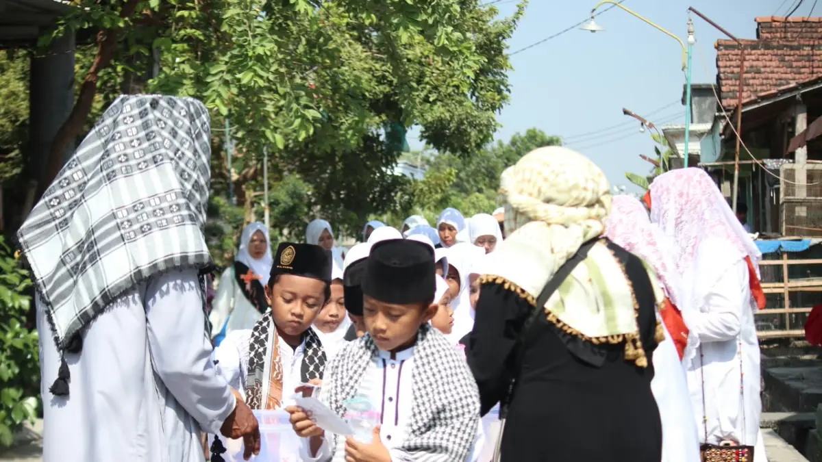 Ziarah Muassis dan Kirab, Santri Al Karimi Tebuwung Tanamkan Nilai Perjuangan Pesantren