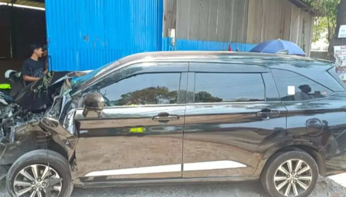 Mobil Diduga Oleng Tabrak Truk Box di Driyorejo Gresik