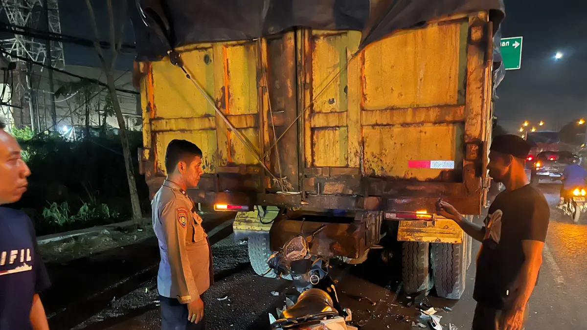 Luka Kepala Usai Tabrak Dump Truk di Manyar, Pemotor 19 Tahun Dirujuk ke RSUD Ibnu Sina