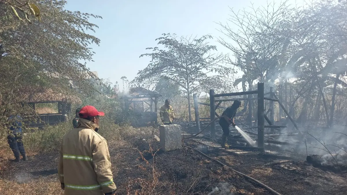 Pembakaran Sampah Diduga Picu Kebakaran Bangunan Bekas Warung Sate di Driyorejo
