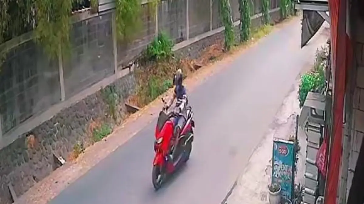 Jambret Tas Dua Perempuan di Driyorejo Terekam CCTV, Polisi Telusuri N-Max Merah